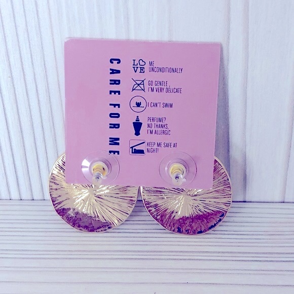 NWT 8 Other Reasons Gold Hammered Disk 90’s Earrings - Picture 2 of 2